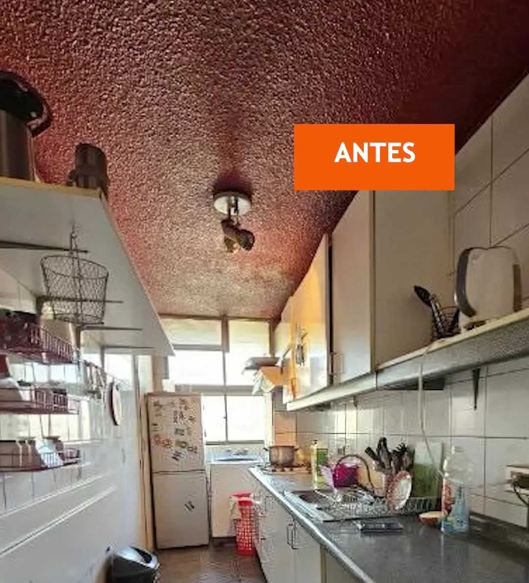 La misma cocina antes de la remodelación, con muebles antiguos y cielo deteriorado