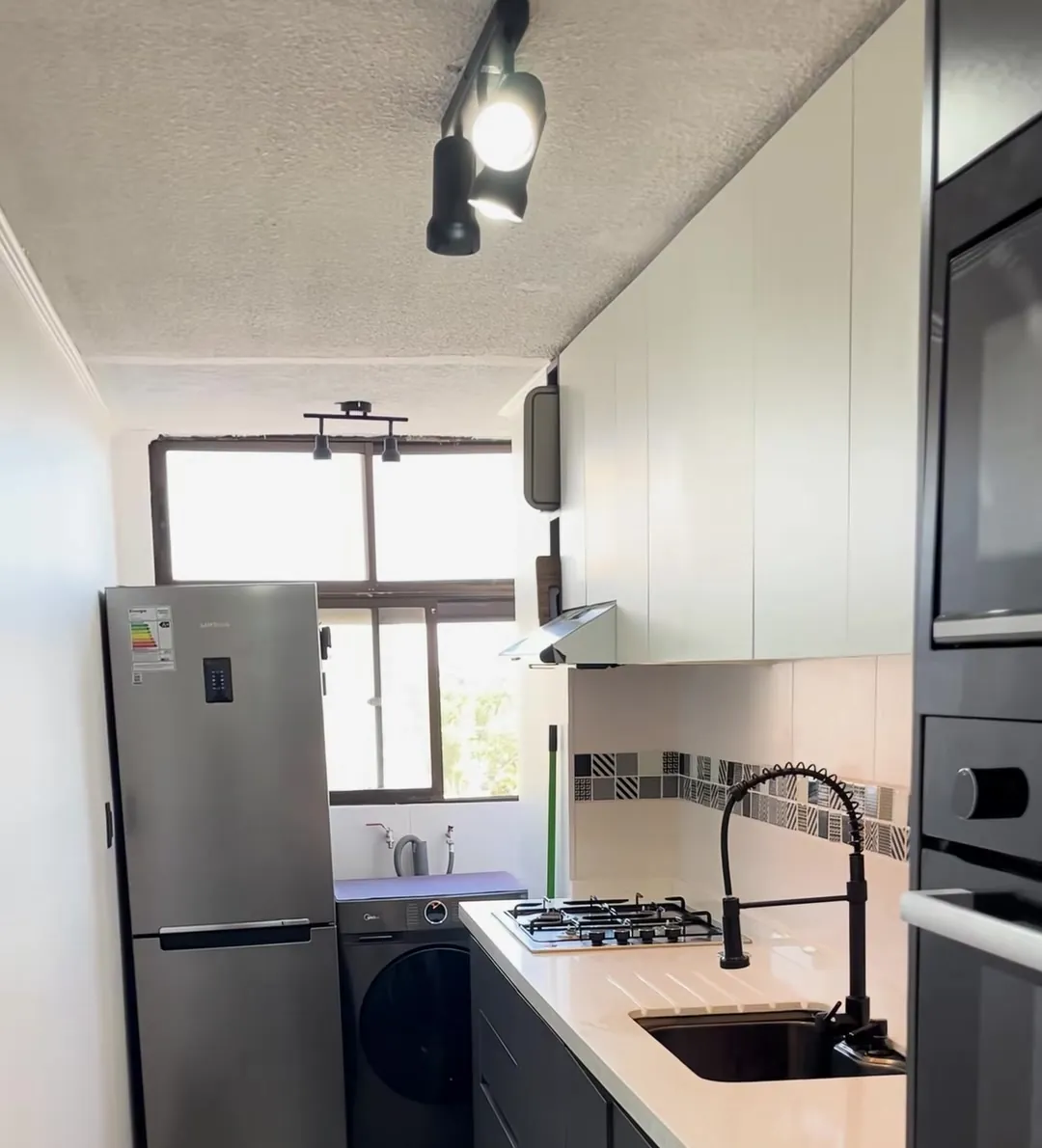Cocina en San Miguel después de la remodelación, con muebles a medida y encimera nueva
