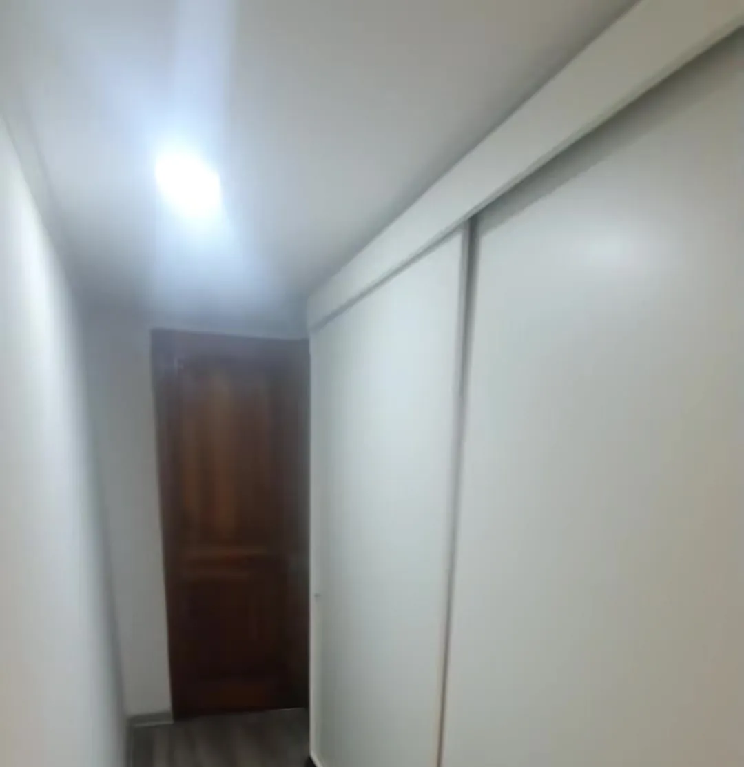 Bodega transformada en espacio de trabajo con piso flotante e iluminación