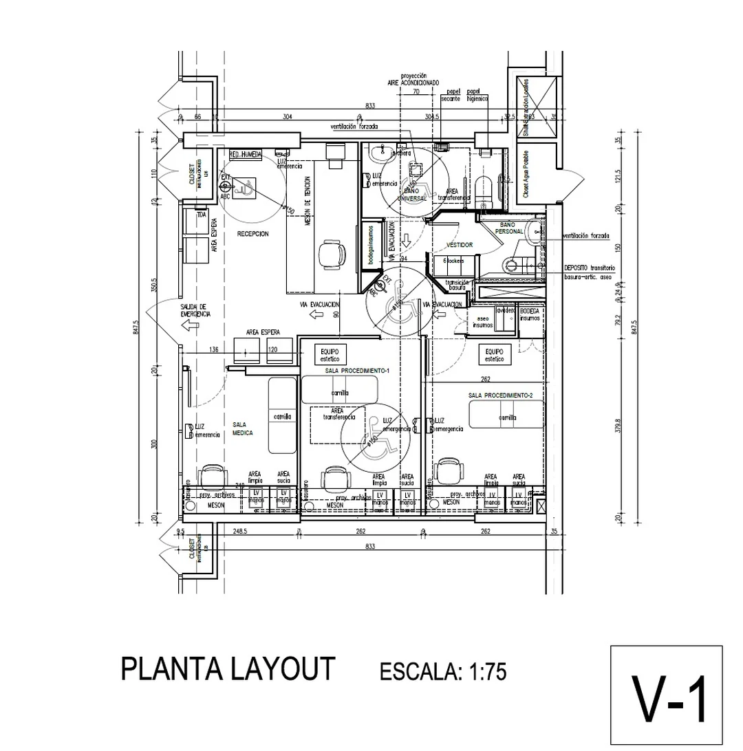 Planta de arquitectura de Clínica Cela: distribución de recepción, salas de procedimiento, baños y vías de evacuación, escala 1:75