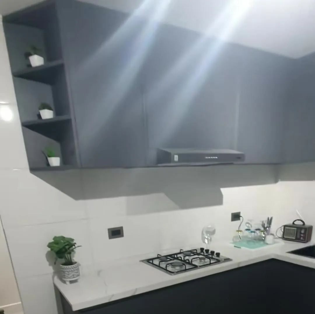 Cocina con mobiliario gris grafito y cubierta de cuarzo calacatta