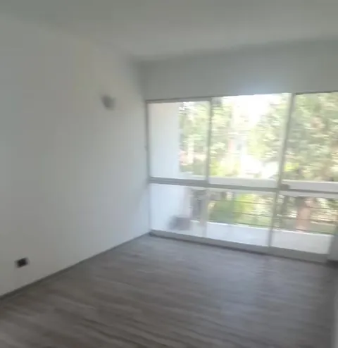Departamento remodelado con piso flotante y muros pintados