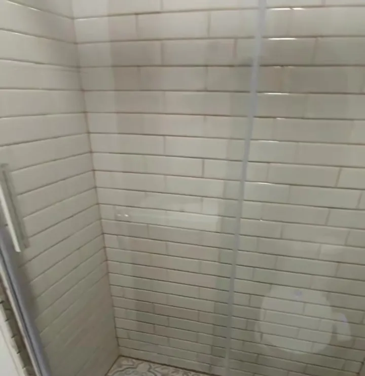 Baño con ducha y revestimiento nuevo terminado por AR5